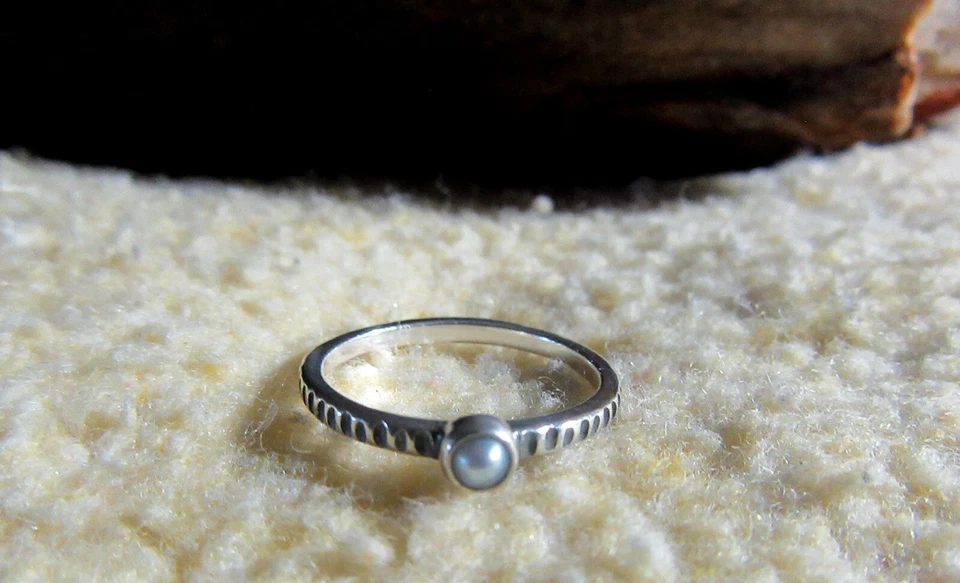 Anillo Apilable James Avery Retirado Plata de Ley 925 Pequeño Gris Perla Talla 7 Foto 2 de 4