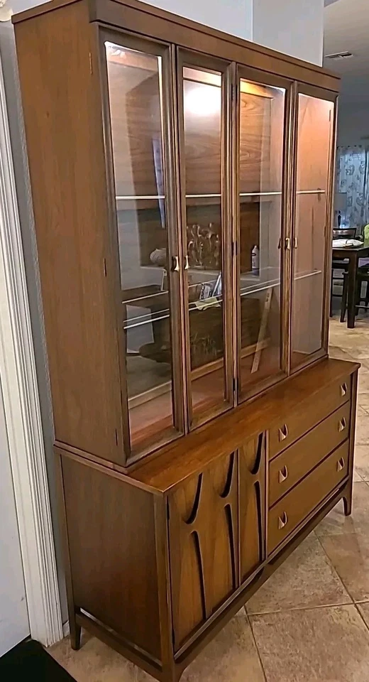 Broyhill Brasilia Buffet and Hutch MCM Latón Nogal Iluminado Foto 2 de 4