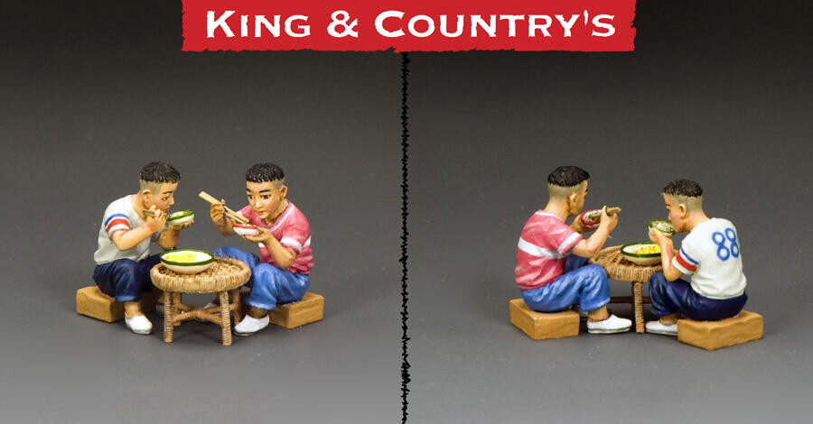 Figurine HKY005 Boys Sitting Eating King and Country échelle 1/30