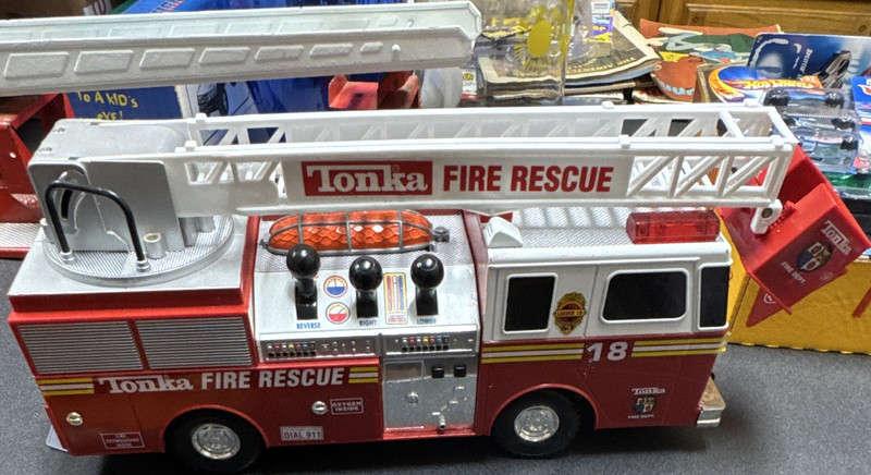 Tonka Fire Rescue Battery Operated Ladder Truck Toy Vehicle 2001 MPN 033212