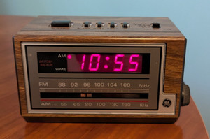 General Electric Digital Clock Radio & Alarm  Model 7-4601A Vintage