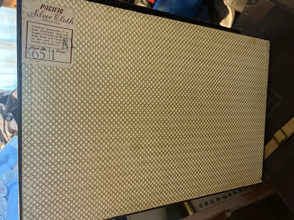 Caja de cubiertos de tela plateada Gotham Pacific Foto 4 de 4