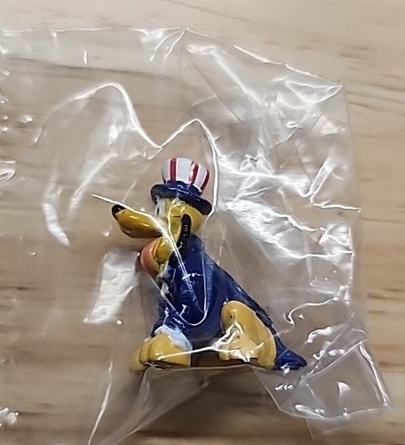 Disney Collector Packs Mini Figure Parco - 4 LUGLIO PLUTO  - Foto 1 di 4