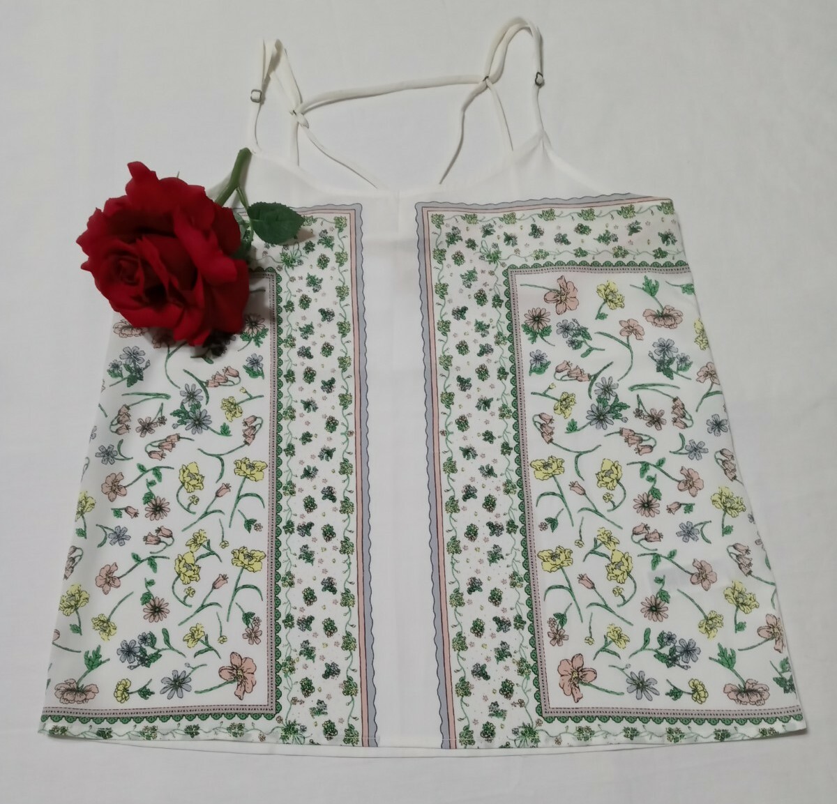 FOREVER 21 Contemporary Floral Crop Top Spaghetti Strap Tank