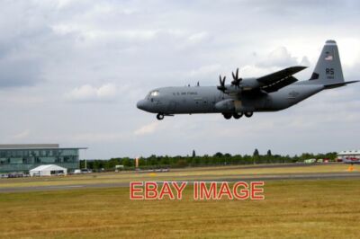 FOTO FLUGHAFEN FARNBOROUGH - C-27J C-27J FRACHTFLUGZEUG KURZ VOR SEINER LANDUNG