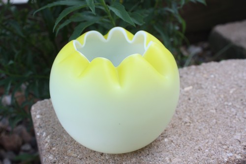 ANTIQUE FENTON YELLOW SATIN GLASS ROSE BOWL - Picture 6 of 8