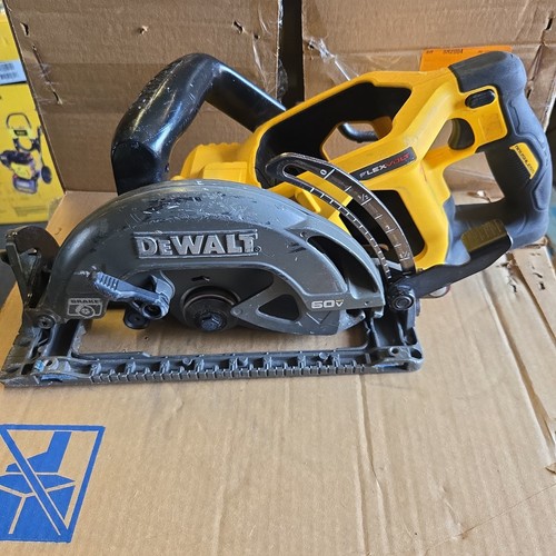 DEWALT FLEXVOLT 60V MAX 7-1/4in Cordless Circular Saw - DCS577 (FOR PARTS ) READ