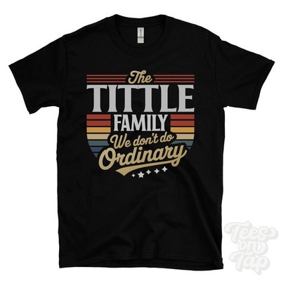 THE TITTLE FAMILY WE DON'T DO NORMAL T-SHIRT Nachname Wappen Clan Name Papa Geschenk