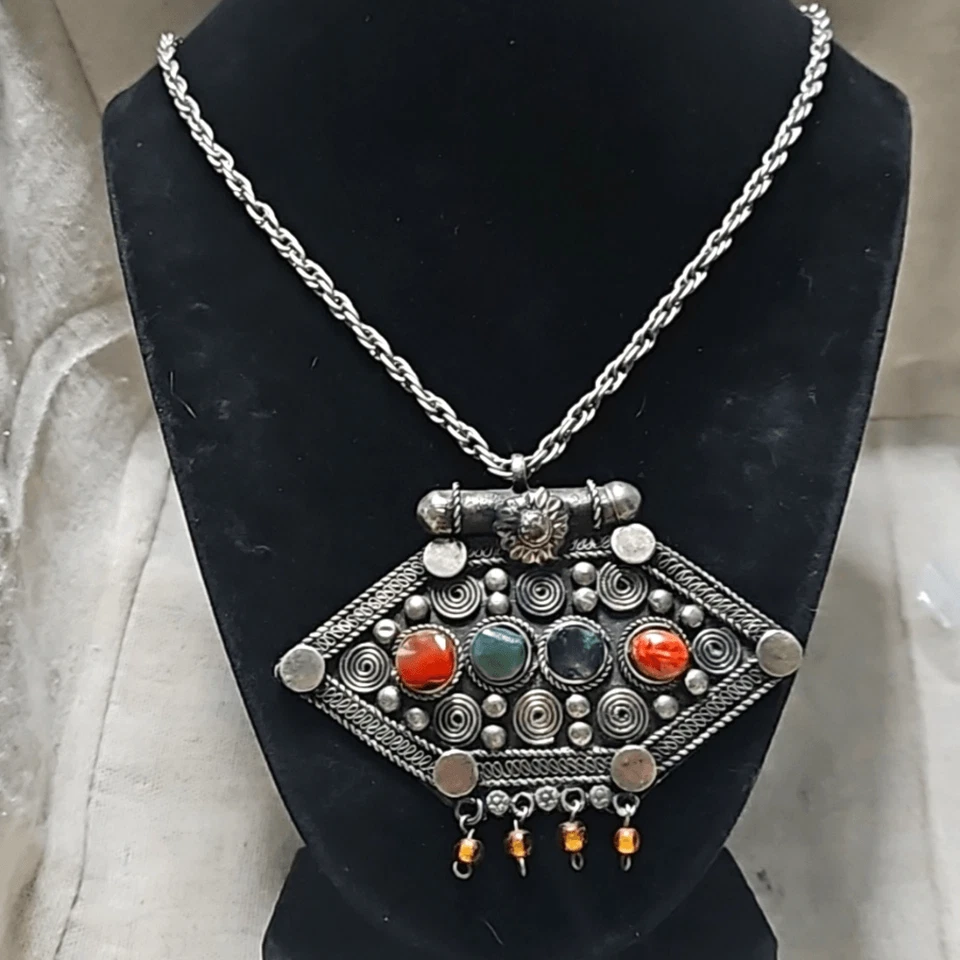 Antiguo collar amuleto de piedras preciosas de plata oxidada bohemia vintage Foto 2 de 4