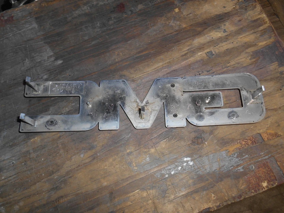 GMC Sierra Yukon Savanah 1999-2025 emblema de parrilla delantera OEM 22789057 Foto 2 de 2