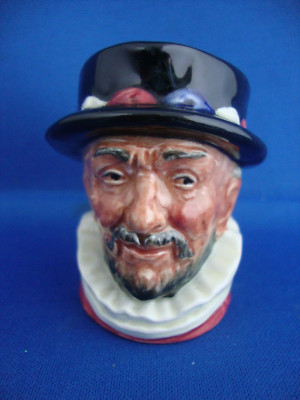 Royal Doulton Figur Toby Krug Miniatur Beefeater mit ''A'' Zeichen
