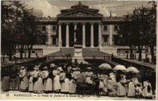 CPA MARSEILLE Le Palais de Justice et la Statue de Berryer (66731)