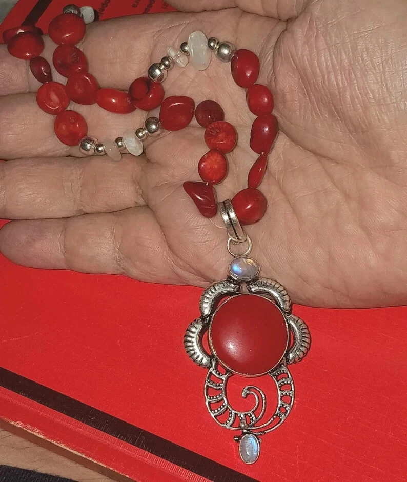 STRAORDINARIA COLLANA CORALLO ROSSO E PIETRA DI LUNA CON PENDENTE IN ARGENTO 925 - Immagine 4 di 4