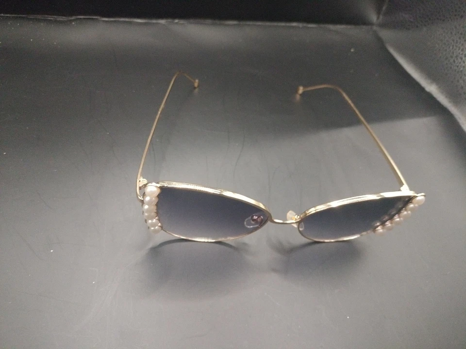 Óculos de sol com armação dourada e pérolas nas bordas - Imagem 3 de 4