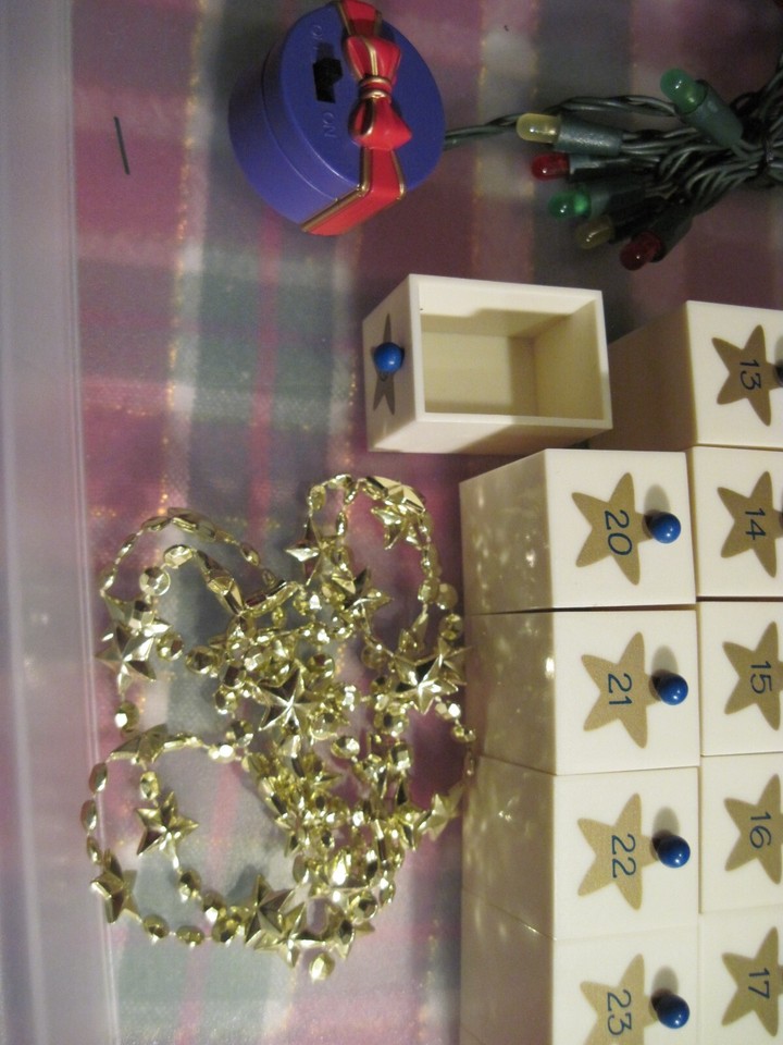 avon-christmas-is-coming-advent-christmas-tree-vtg-1996-works-minus