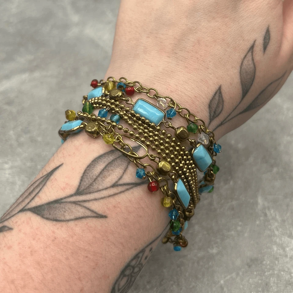 Brazalete de cadena vintage de latón tono dorado con cuentas azules Foto 3 de 4