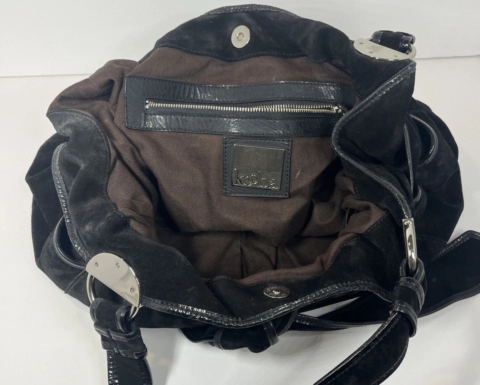 Bolso de hombro Kooba para mujer de gamuza con corbata frontal tono plateado cierre de botones negro Foto 4 de 4