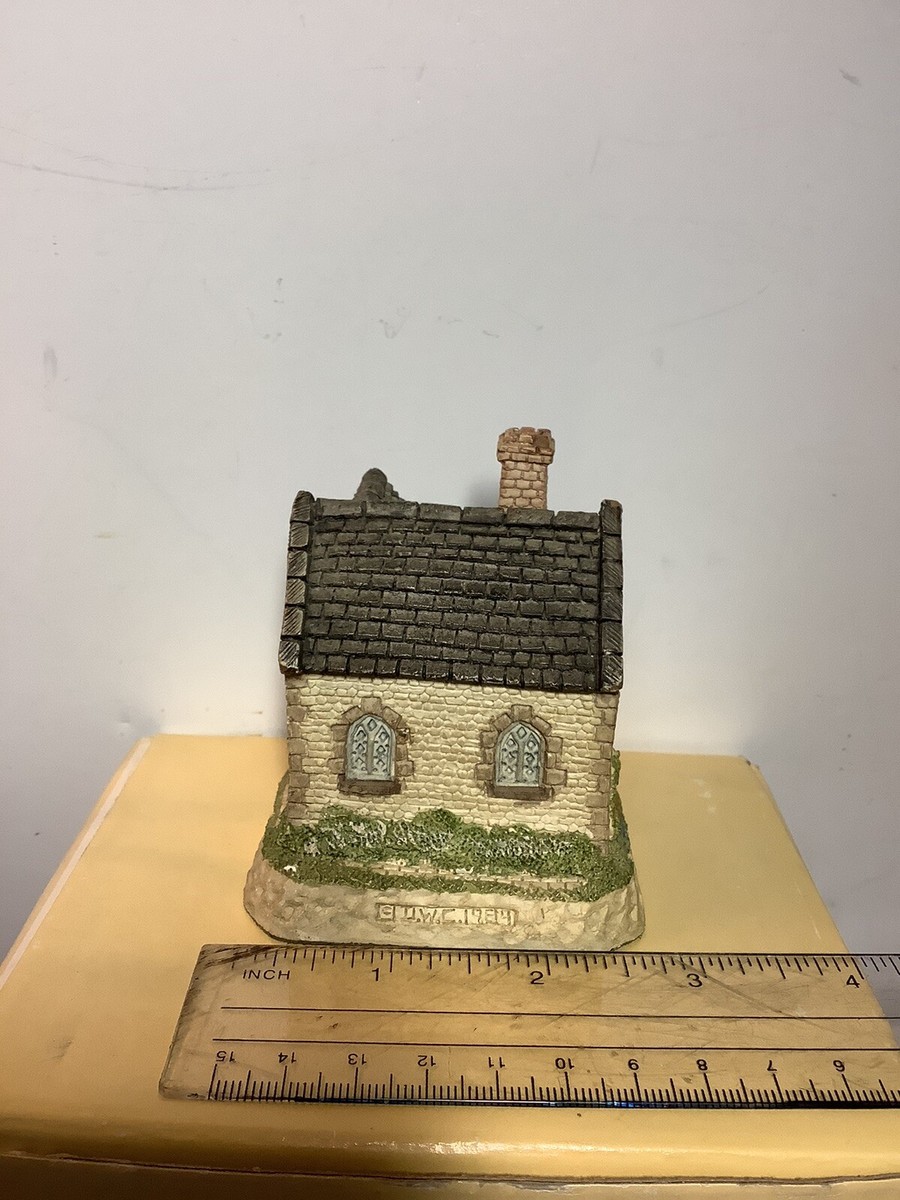 MT728 David Winter Cottages British Traditions Guy Fawkes Box, COA