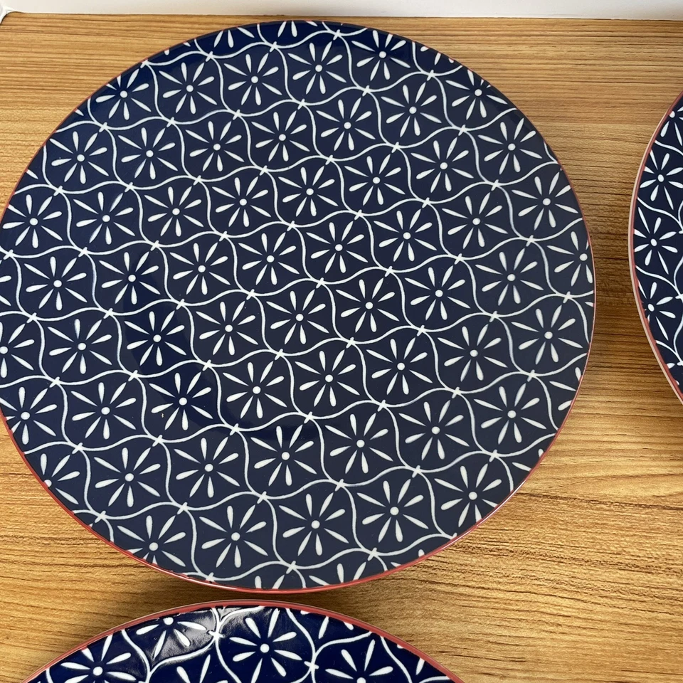 "NUEVOS 4 platos de cena Better Homes & Gardens Piers 10,5"" azules con adornos rojos" Foto 2 de 4