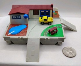 Galoob Vintage Micro Machines House Playset w/ One Car