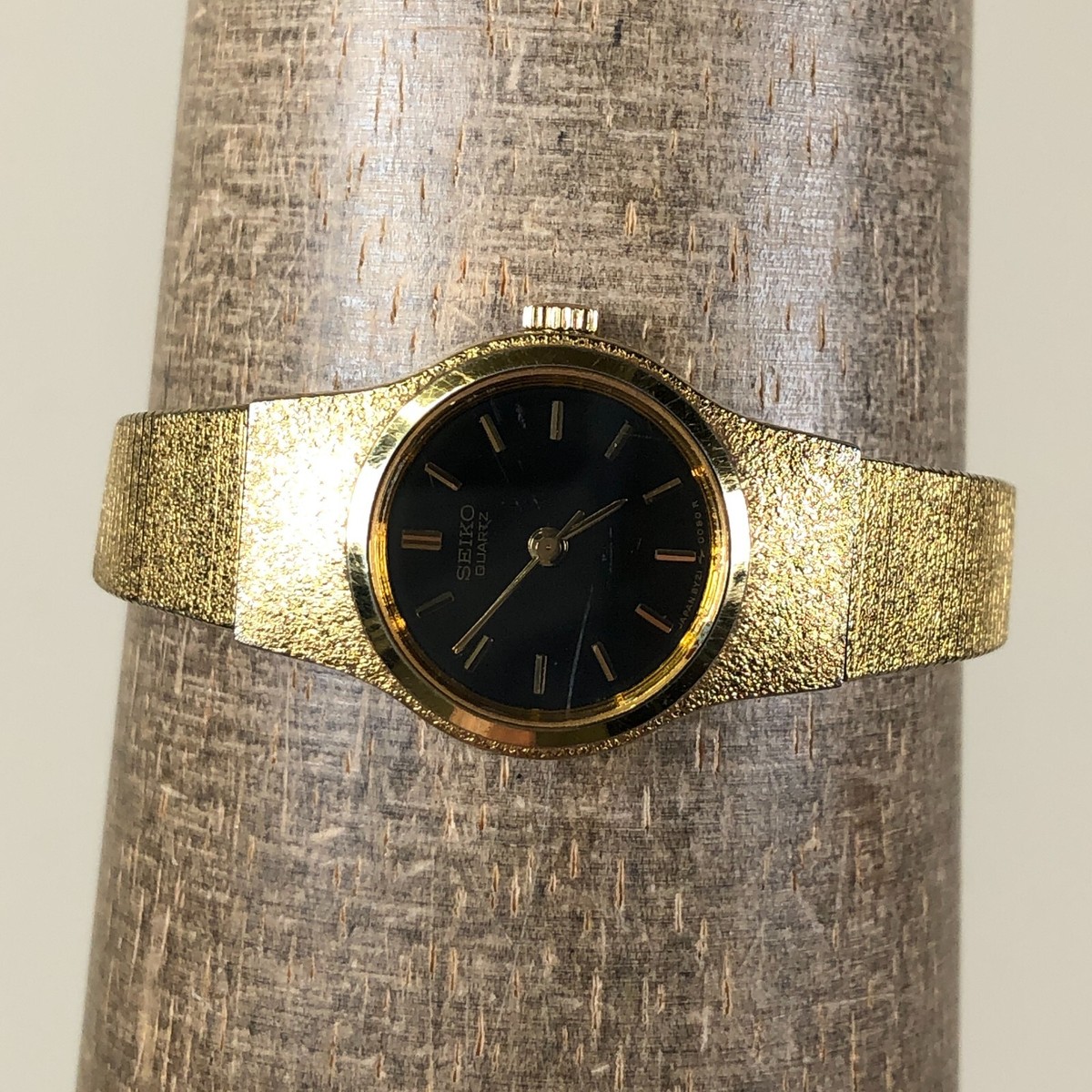 Vintage Seiko Women 8Y21-0020 Classic Gold Tone 20mm Quartz