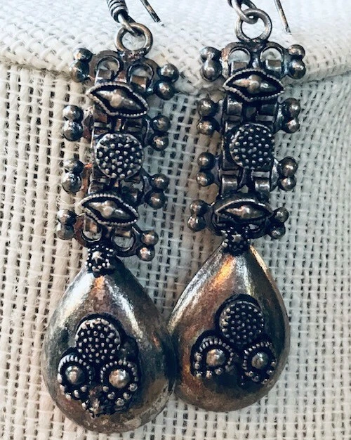 Artisan earrings shop