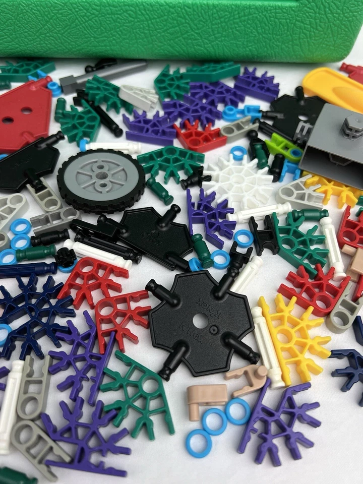 K'NEX 1997 Green Hard Carry Case Organizer +180 Pieces Vintage Toys - Image 3 of 4