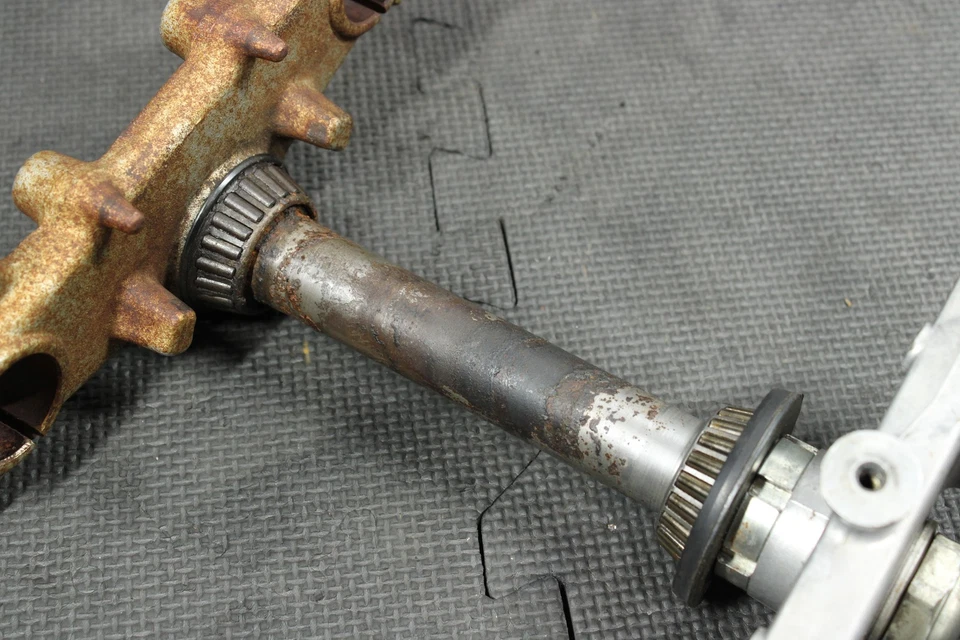 2005 KAWASAKI 03-06 KLX125 原始设备制造商前叉减压三树干夹 — 第 3/4 张图片