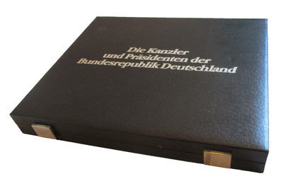 BRD Kassette  für 12 Medaillen Die Kanzler und Präsidenten ca. 267 x 227 x 32 mm