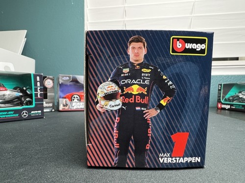 1:43 Burago Oracle Red Bull RB18 - Max Verstappen #1 & Sergio Perez F1 pressofuso M - Foto 9 di 9