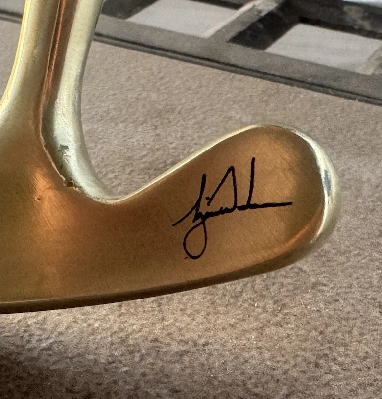 TIGER WOODS - 定制 PRE SCOTTY CAMERON ACUSHNET 推杆 - 老虎和标志 35 英寸 — 第 3/4 张图片