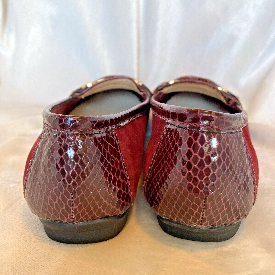 Mocasín Anne Klein Kolleen para mujer 6,5 Borgoña Zapato Mocasín plano con ribete de reptil Foto 4 de 4