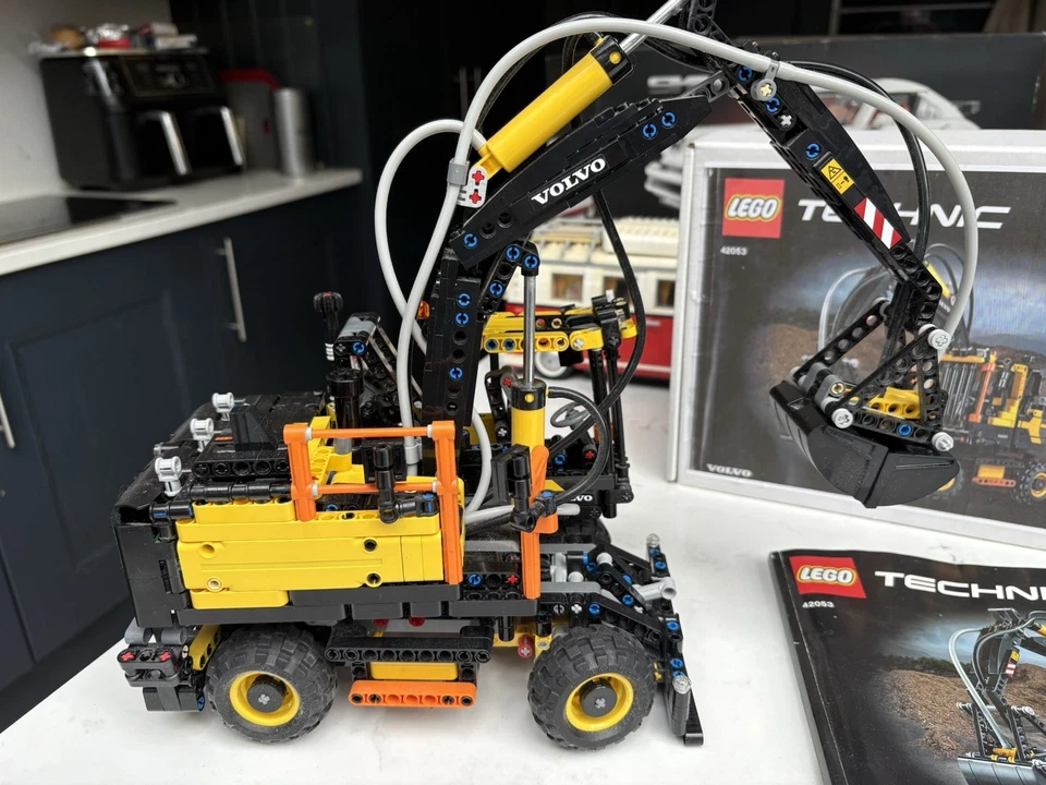LEGO Technic 42053 Volvo EW160E, photo 2 of 5