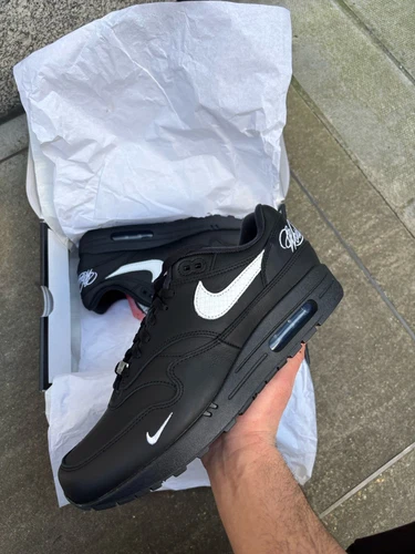 Supreme x Air Max 1 ’87 Noir UK9,5 en main