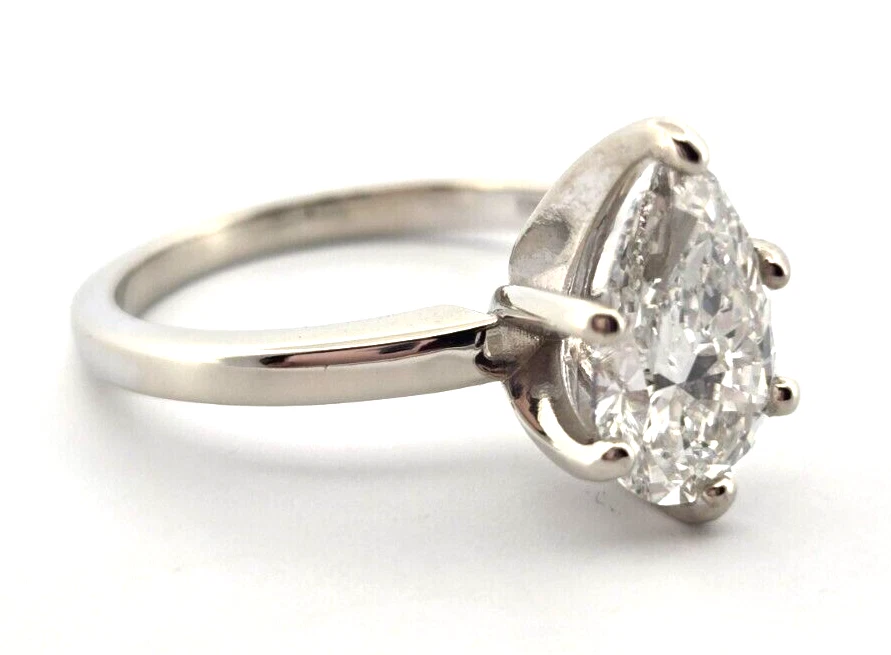Anillo de compromiso solitario de diamantes de 2,01 quilates de oro blanco de 14 quilates corte pera creado en laboratorio Foto 2 de 4