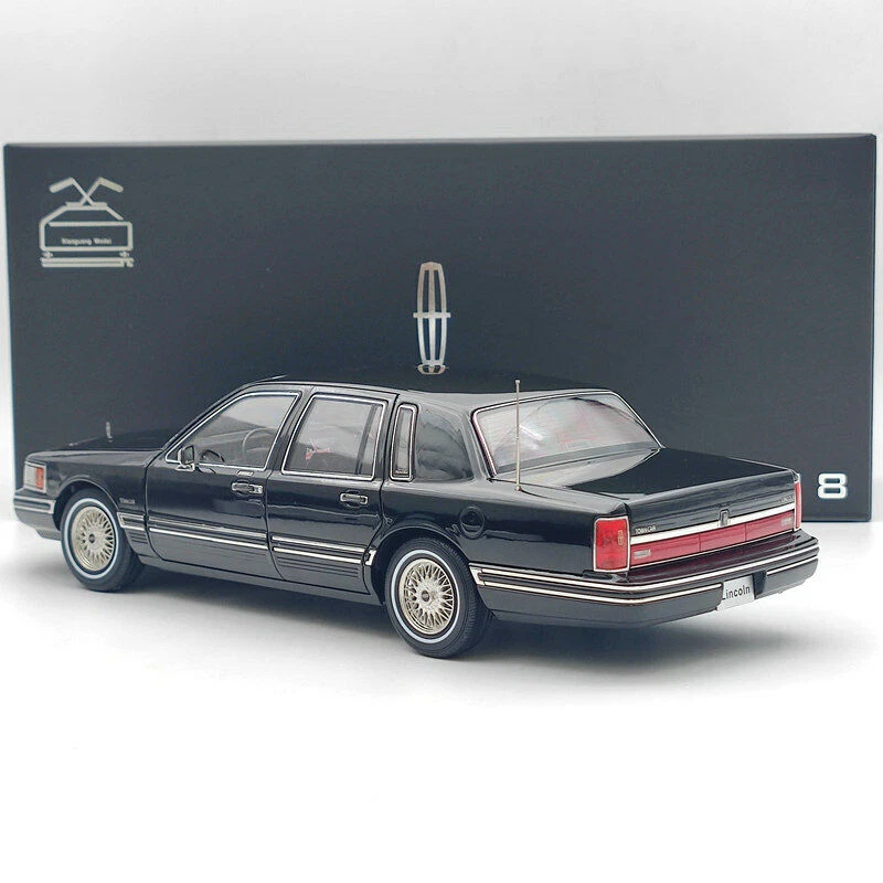 1/18 Lincoln Towncar V8 1993-1995 Super Diecast model (Leather seat) - Image 4 of 4
