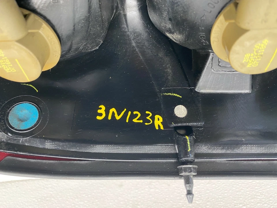 2005-2009 CHEVROLET UPLANDER REAR RIGHT PASSENGER SIDE TAIL LIGHT ASSEMBLY OEM - Image 3 of 4