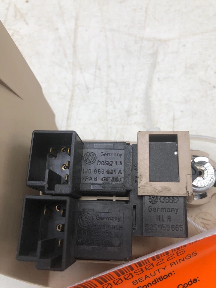 Volkswagen Jetta GLS 2002 sedán maletero tanque de gasolina puerta control de liberación tablero montado Foto 3 de 4