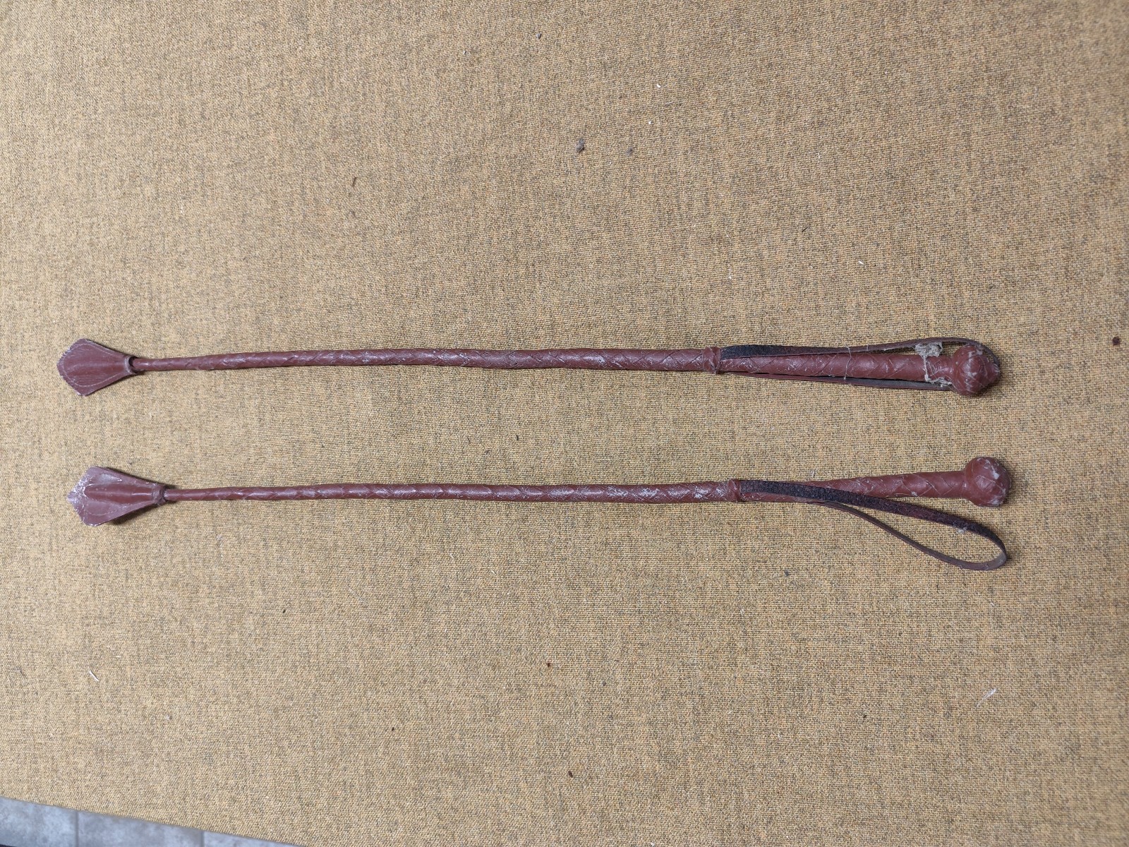 Frustini in cuoio per cammello , origine Egitto cm 65
