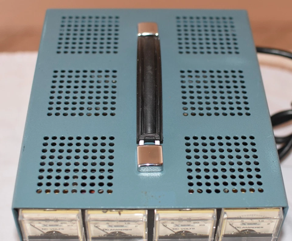 XANTREX/ANATEK 25-2D DUAL OUTPUT LABORATORY DC POWER SUPPLY, 2 X 0-25 V, 0-2 Amp - Image 3 of 4