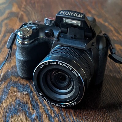 Fujifilm FinePix S4200 14MP Digital Camera, with 24x Optical Zoom