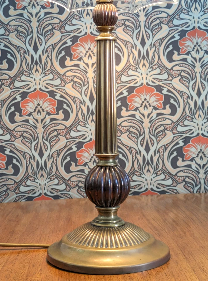 Lámpara de mesa victoriana del siglo XIX con movimiento estético de latón y cobre Foto 3 de 4