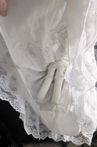Muñeca de arte popular hecha a mano, de colección, sin cara, vestido de encaje bordado muselina de Thomaston - Imagen 5 de 9