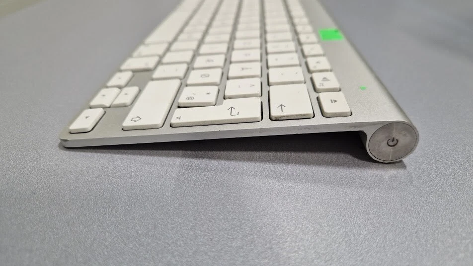 Clavier Sans Fil Apple A1314 Évalué 3.0V Bluetooth Utilisé Fonctionnel - Photo 3/4