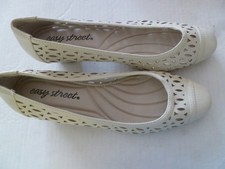 Easy Street womans shoes white heel cut out 7 M NEW man made pump