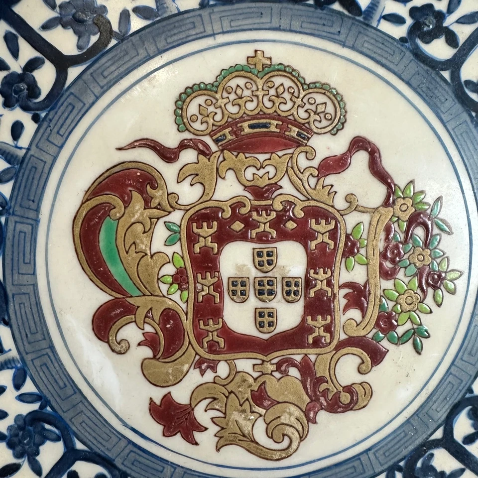 Plato Decorativo Acento Oriental Cresta Heráldica Azul Blanco Floral Coleccionistas Foto 2 de 4