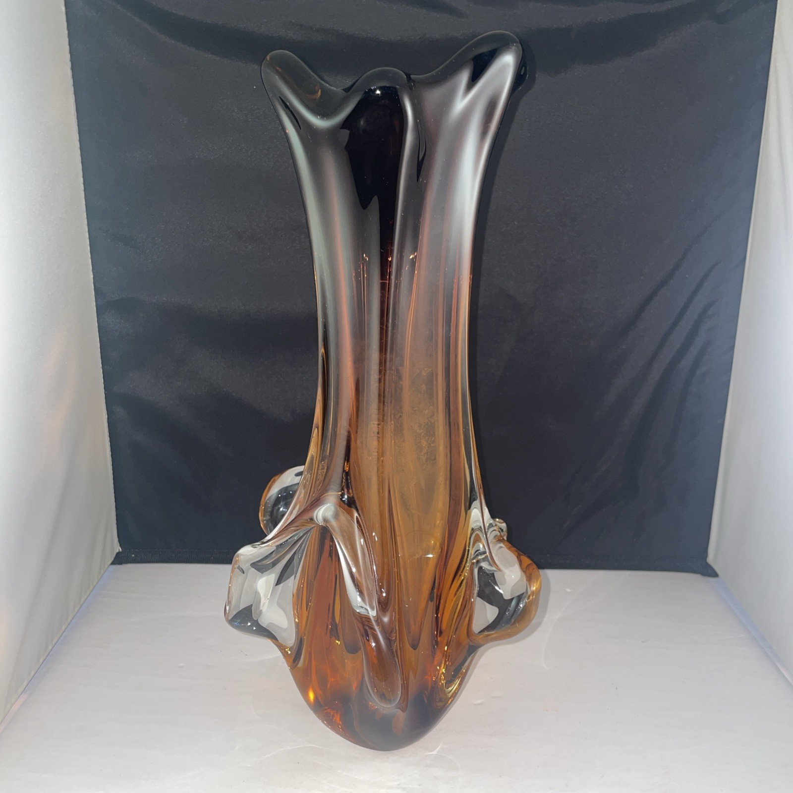 LOVELY VTG MCM ART GLASS RIBBED TRI-CORNER  13” VASE AMBER Brown Murano?