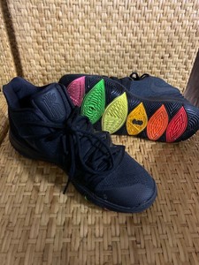 kyrie neon sole