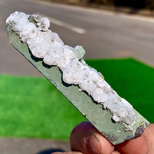 47Cluster di Cristalli Verde Naturale Combinati con Calcite Energia Spirituale per la Guarigione - Foto 7 di 24