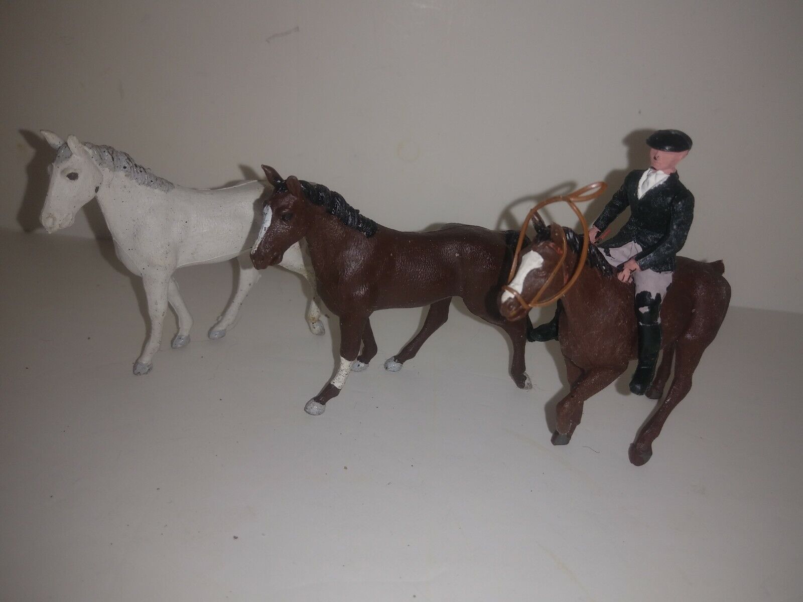 BRITAINS Lot Of 3 Horses & 1 Jockey Miniature Figures
